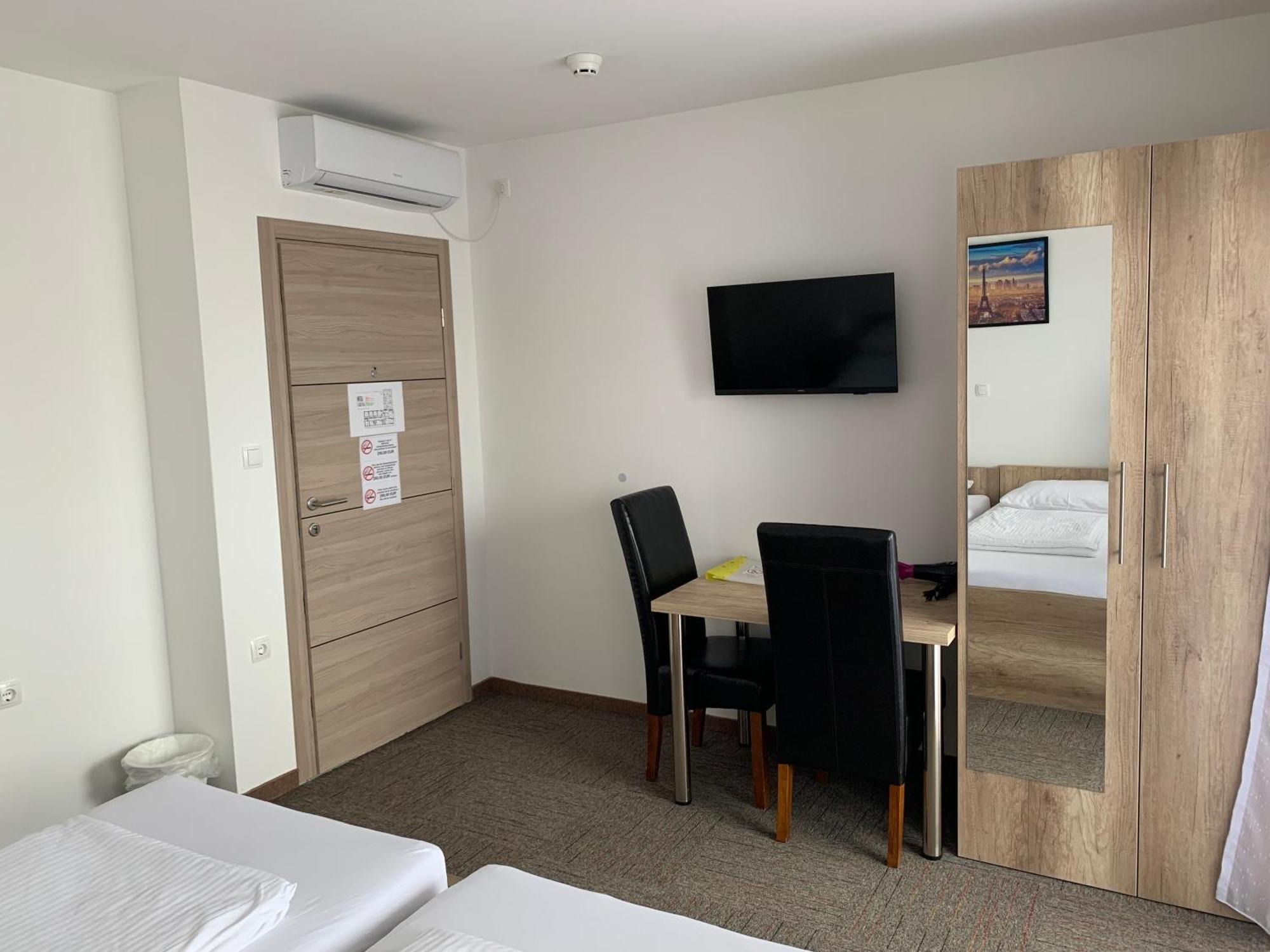 Hostel Mali Pariz Slavonski Brod Luaran gambar
