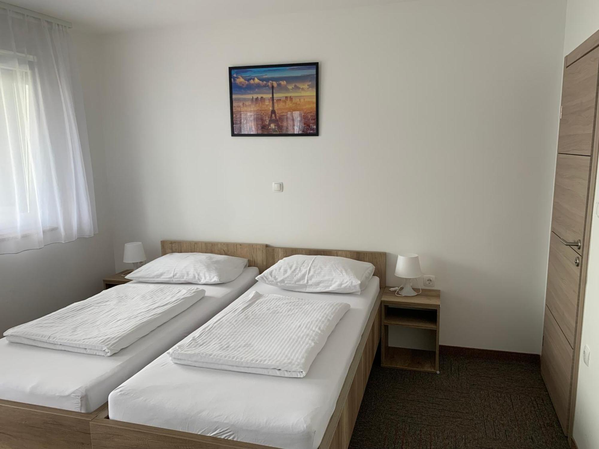 Hostel Mali Pariz Slavonski Brod Luaran gambar