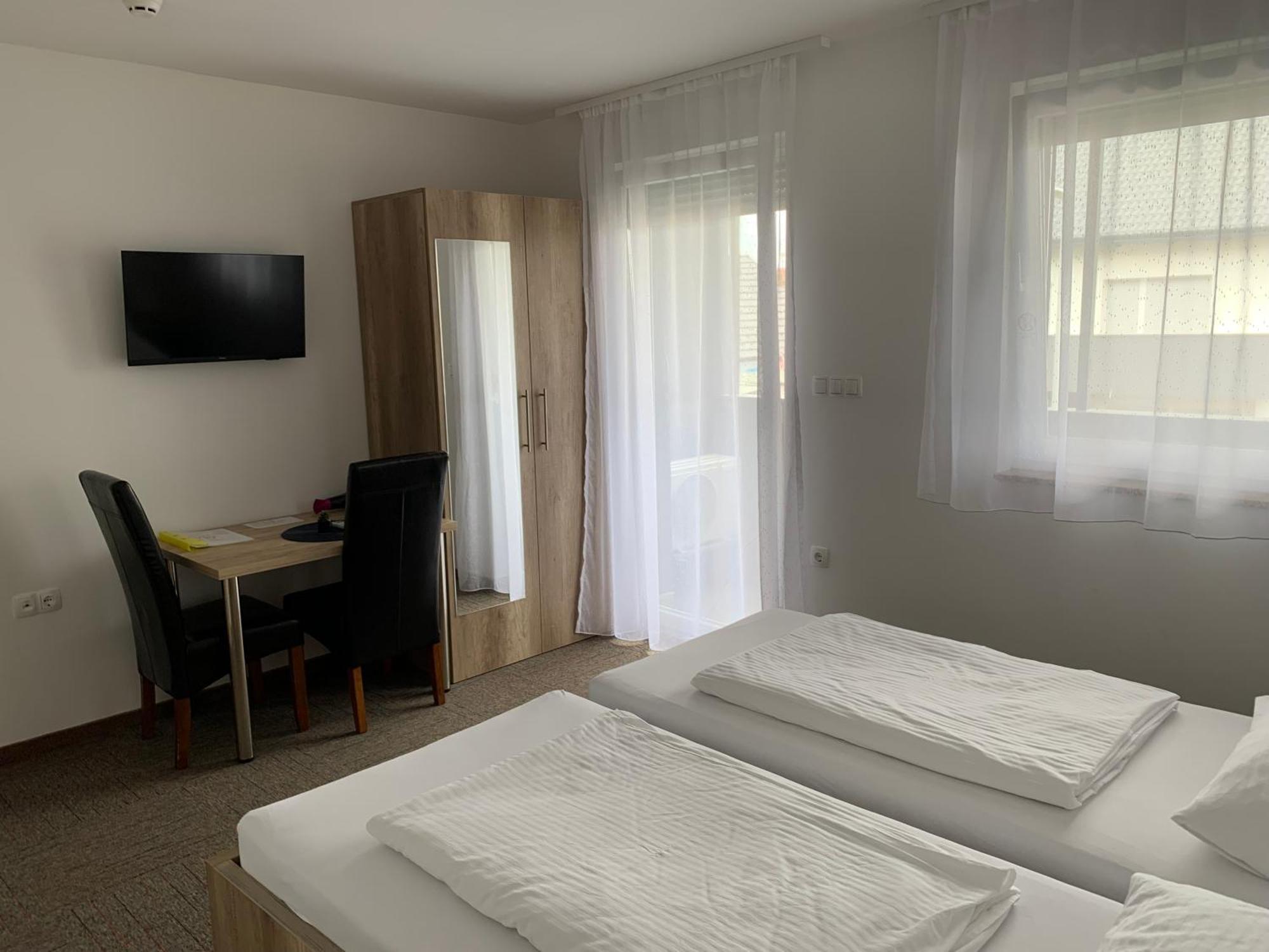 Hostel Mali Pariz Slavonski Brod Luaran gambar
