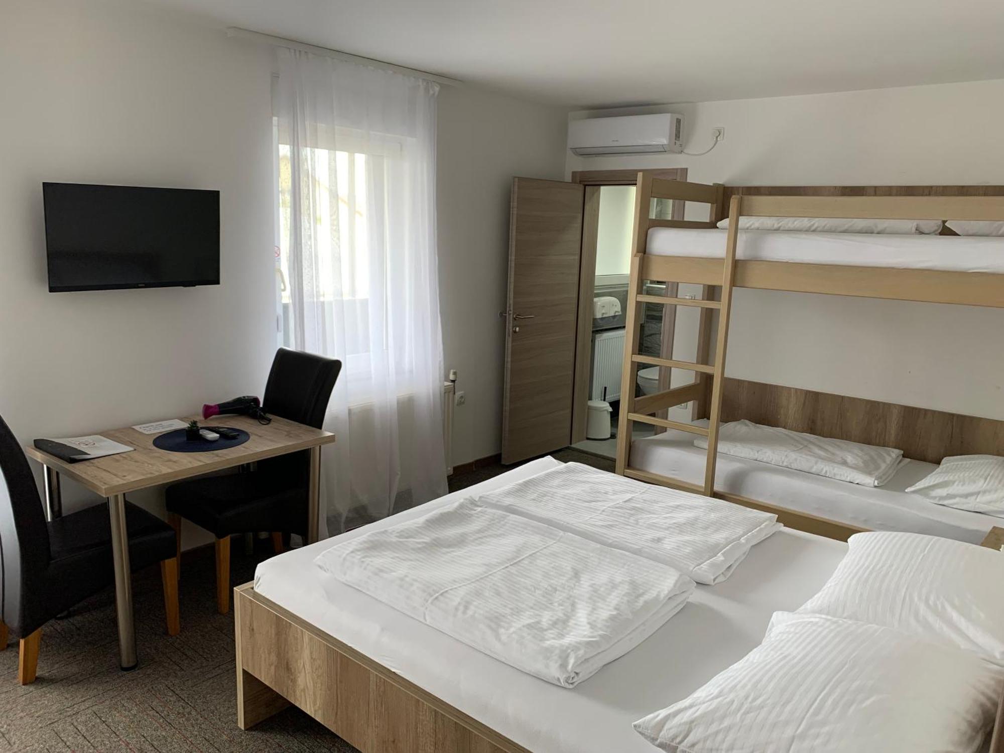Hostel Mali Pariz Slavonski Brod Luaran gambar