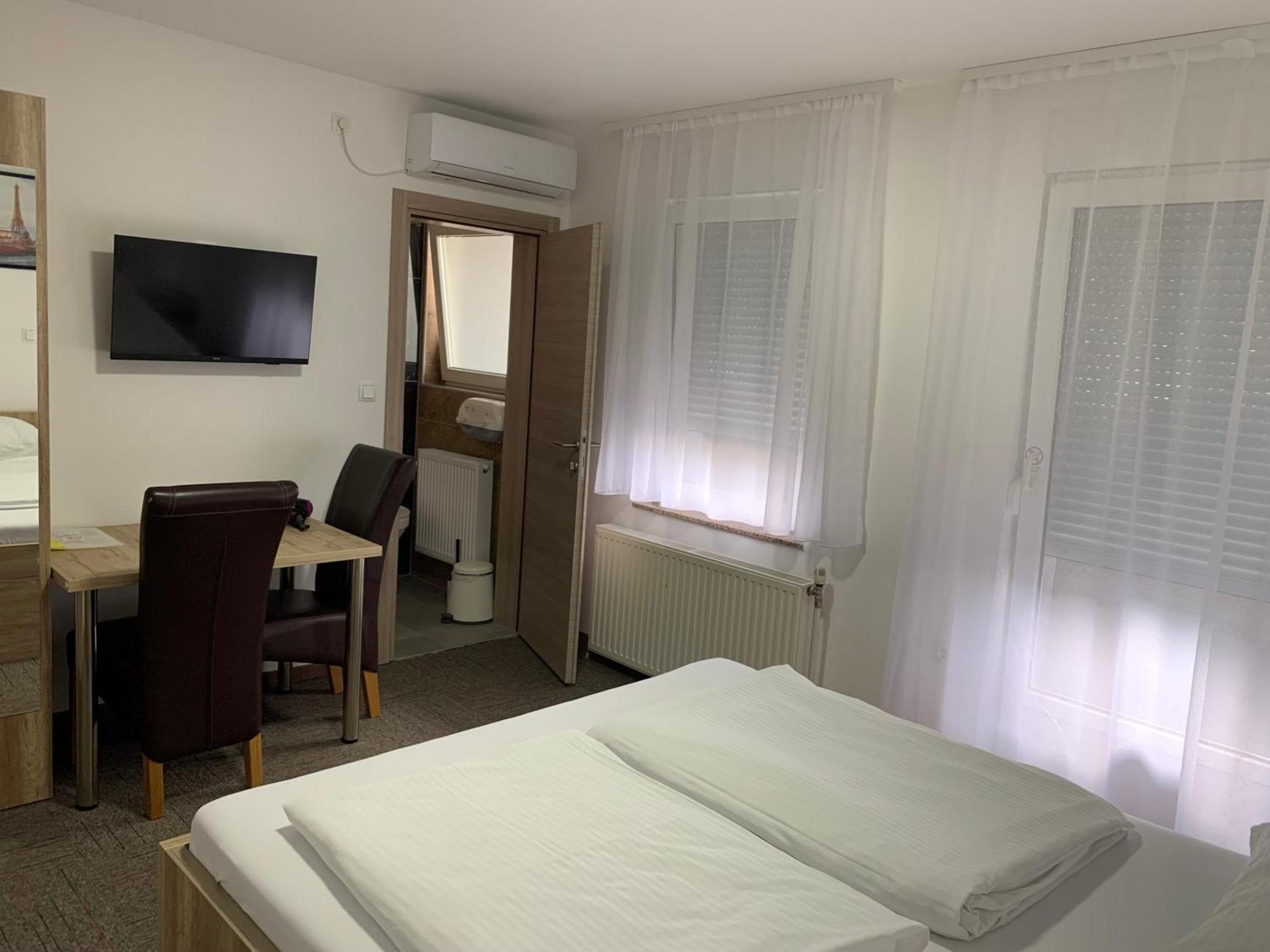 Hostel Mali Pariz Slavonski Brod Luaran gambar