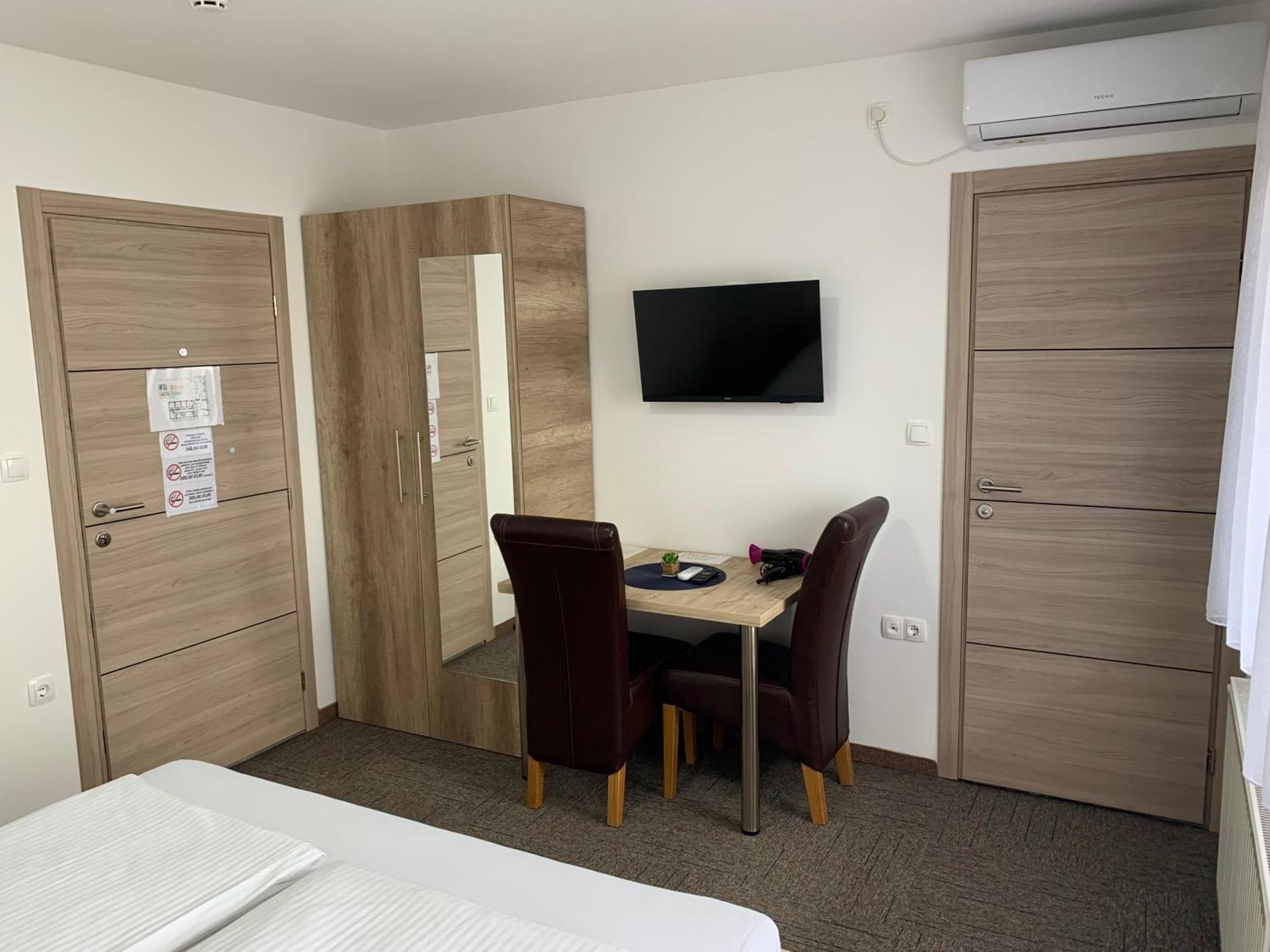 Hostel Mali Pariz Slavonski Brod Luaran gambar
