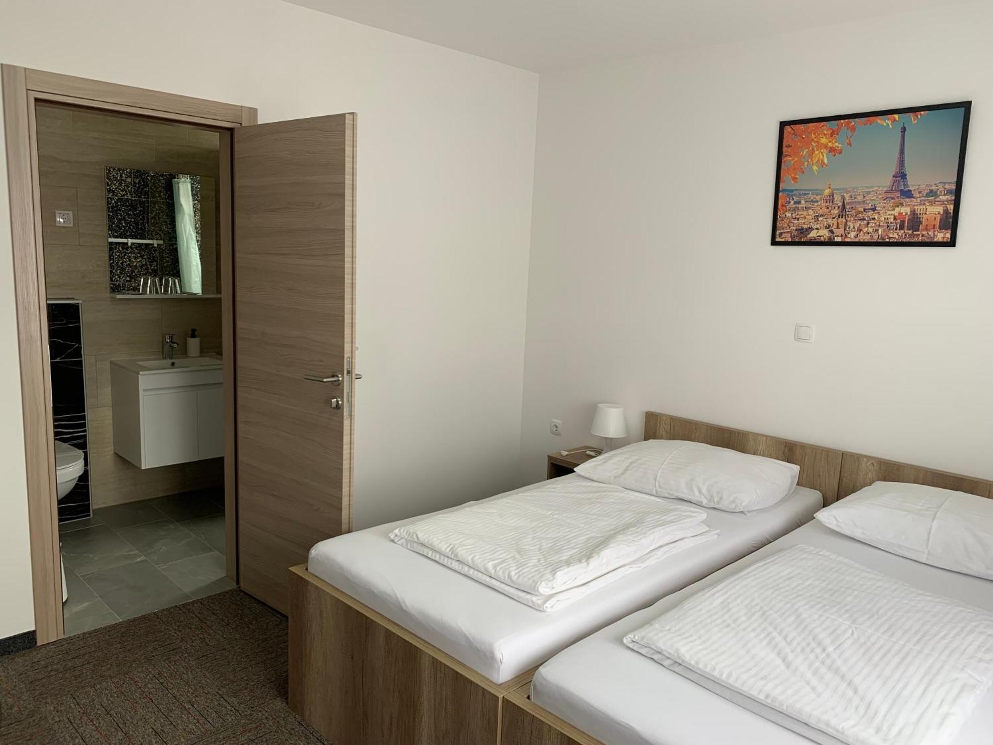 Hostel Mali Pariz Slavonski Brod Luaran gambar