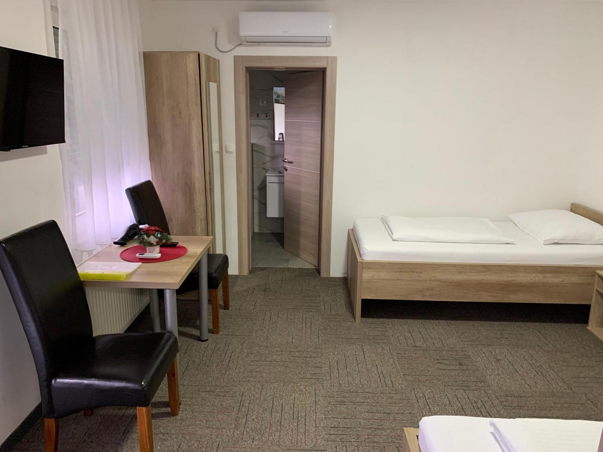 Hostel Mali Pariz Slavonski Brod Luaran gambar