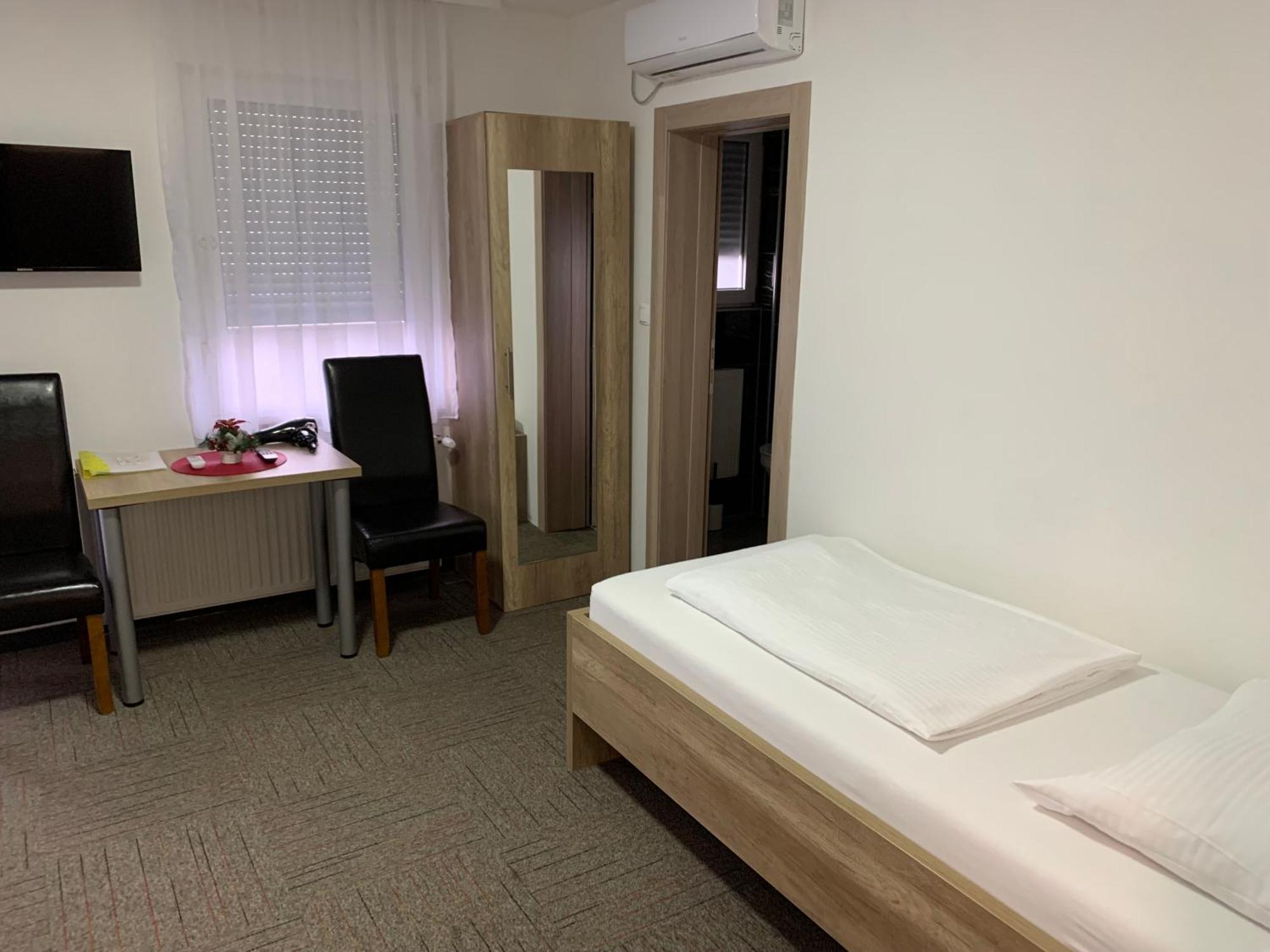 Hostel Mali Pariz Slavonski Brod Luaran gambar