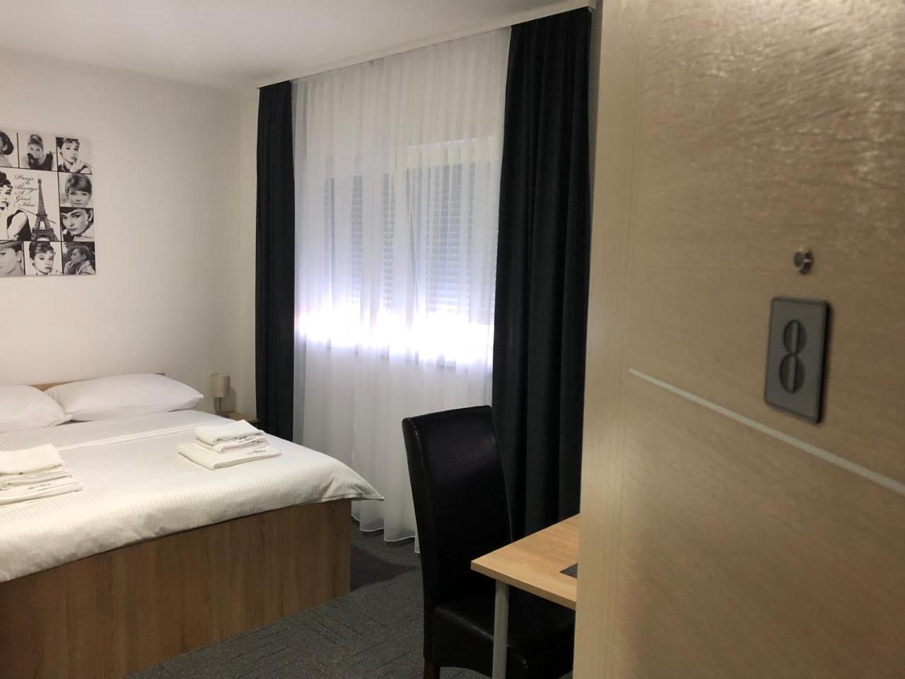 Hostel Mali Pariz Slavonski Brod Luaran gambar