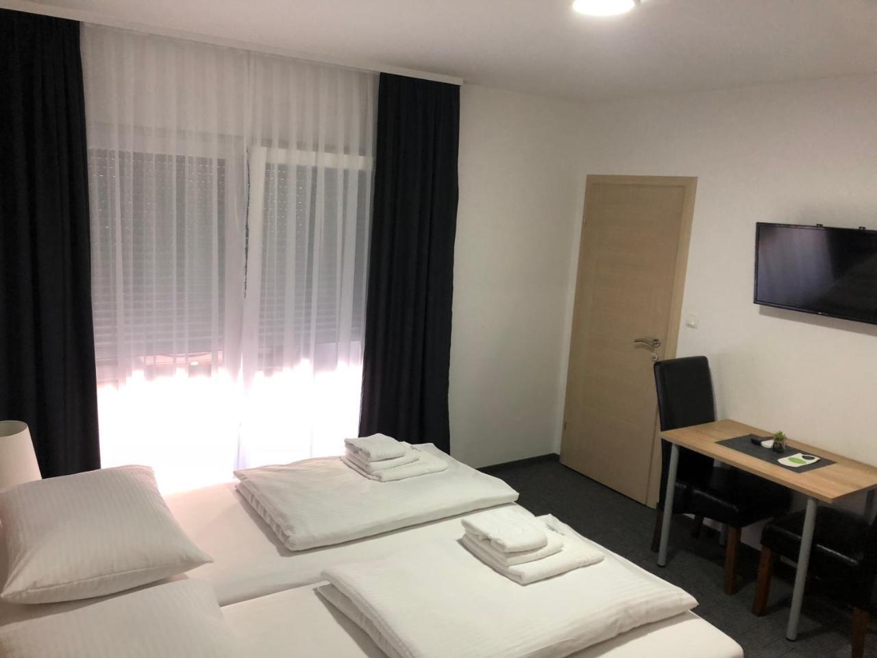 Hostel Mali Pariz Slavonski Brod Luaran gambar