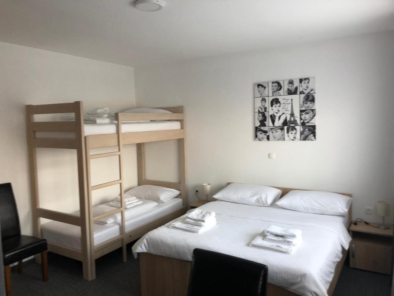 Hostel Mali Pariz Slavonski Brod Luaran gambar