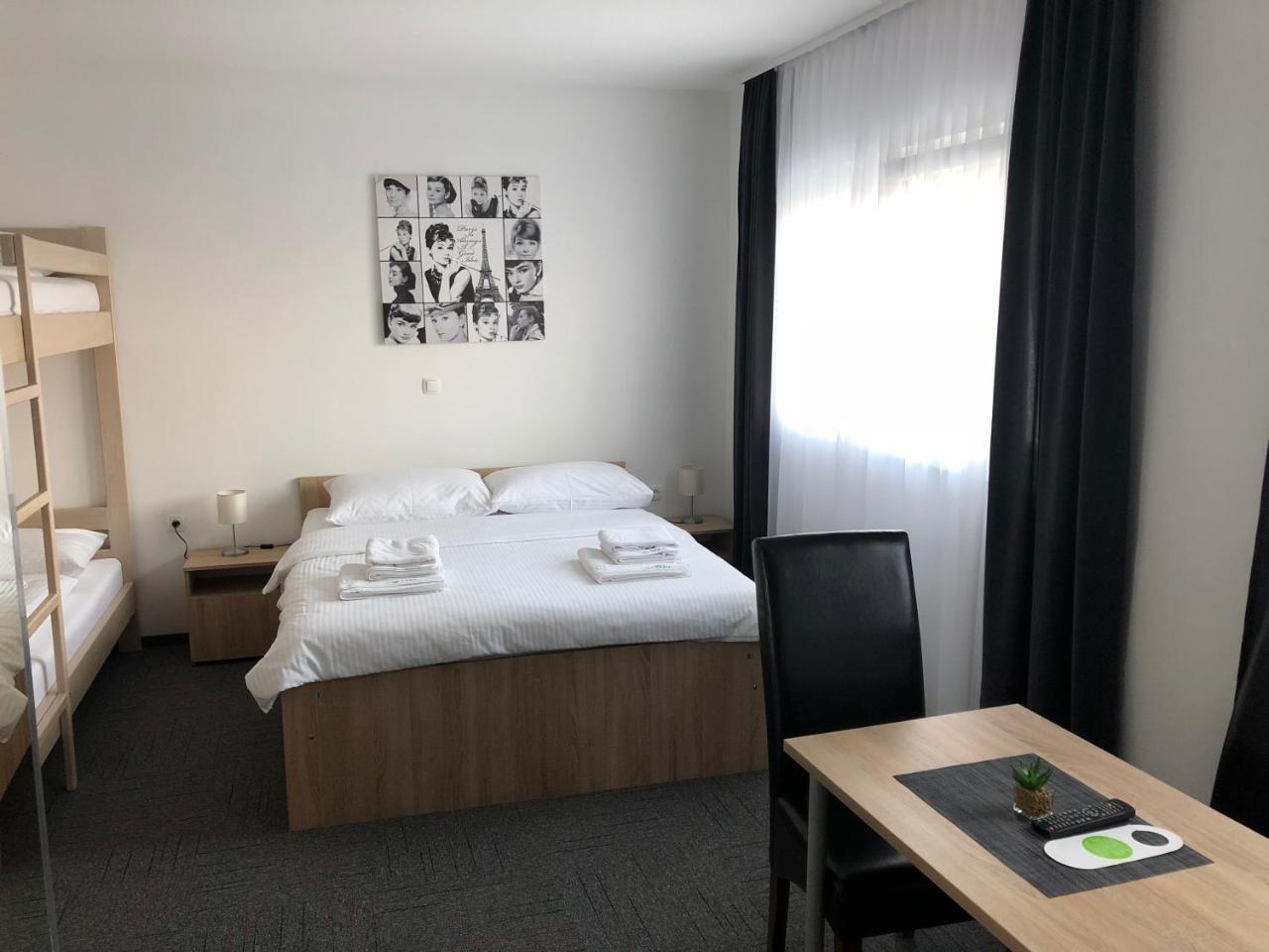 Hostel Mali Pariz Slavonski Brod Luaran gambar