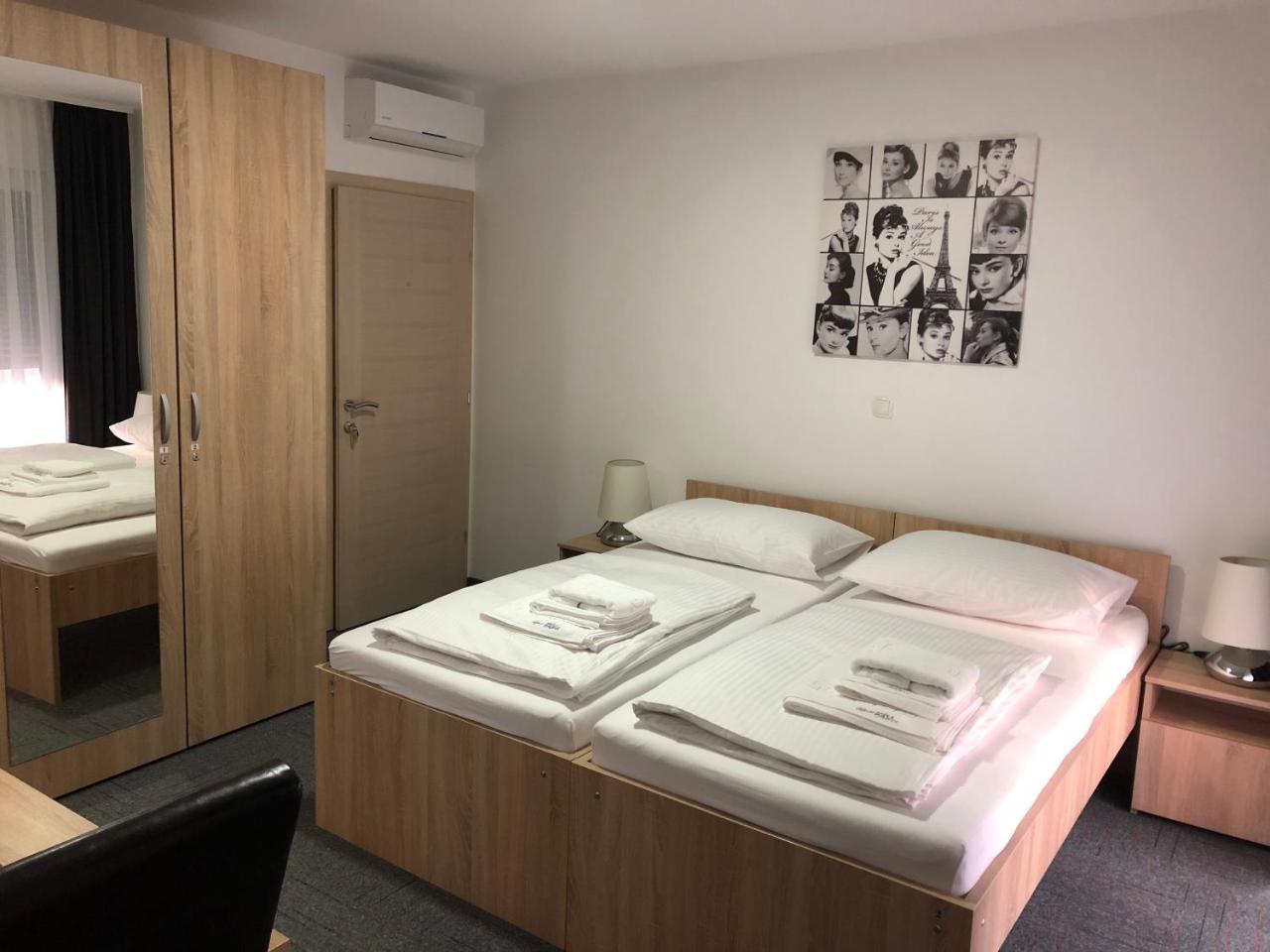 Hostel Mali Pariz Slavonski Brod Luaran gambar