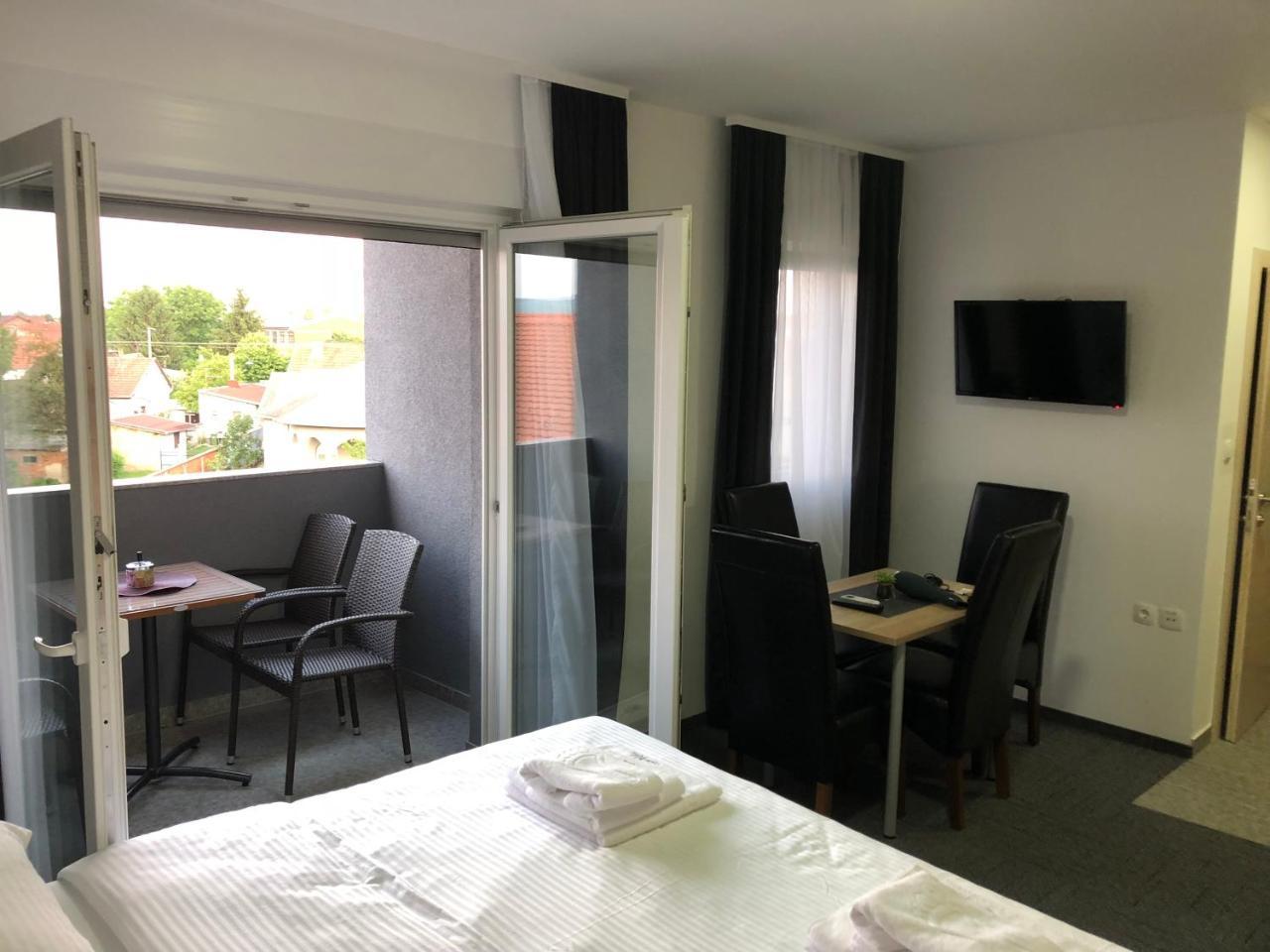 Hostel Mali Pariz Slavonski Brod Luaran gambar