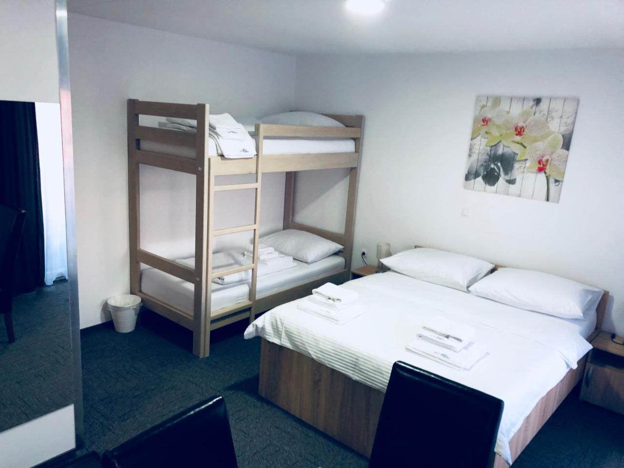 Hostel Mali Pariz Slavonski Brod Luaran gambar