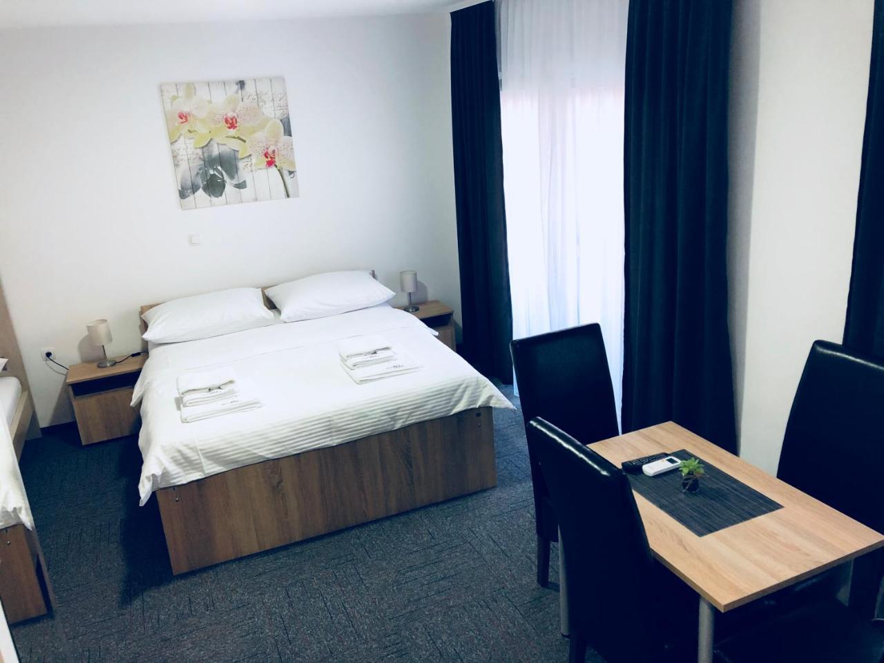 Hostel Mali Pariz Slavonski Brod Luaran gambar